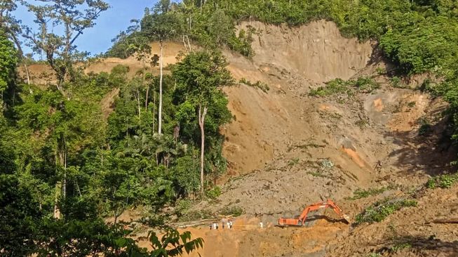 Petugas mengoperasikan alat berat untuk mencari jenazah korban tanah longsor di areal proyek pembangunan Pembangkit Listrik Tenaga Air (PLTA) Batang Toru, Kecamatan Batang Toru, Kabupaten Tapanuli Selatan, Sumatera Utara, Jumat (30/4/2021). ANTARA FOTO
