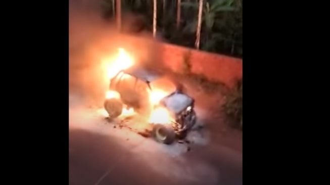 Mobil Kesayangannya Terbakar, Pria Ini Lakukan Hal di Luar Dugaan