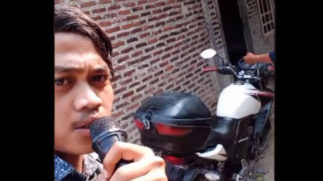 Kocak! Aksi Pria Tagih Utang Pakai Mikrofon: Biar Nggak Pura-pura Lupa