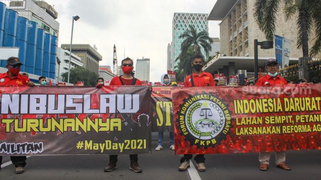 Aliansi buruh melakukan aksi unjuk rasa saat memperingati hari buruh sedunia atau May Day di Jakarta, Sabtu (1/5/2021). [Suara.com/Alfian Winanto]