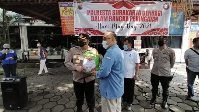 Adem, Buruh di Solo Terima Sembako Saat May Day