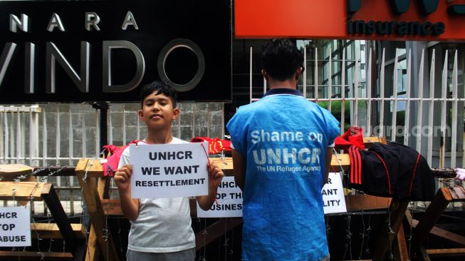 Sejumlah pencari suaka beraktivitas di trotoar depan kantor UNHCR, Jalan Kebon Sirih, Jakarta, Jumat (30/4/2021).  [Suara.com/Dian Latifah]