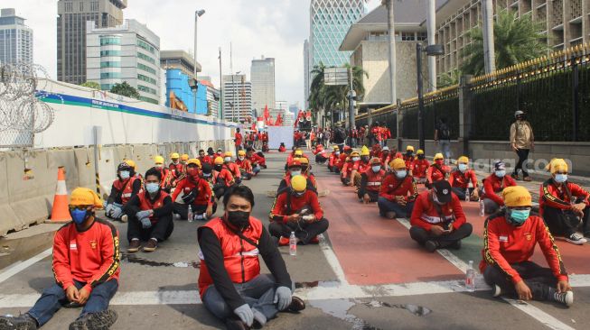 Aliansi buruh melakukan aksi unjuk rasa saat memperingati hari buruh sedunia atau May Day di Jakarta, Sabtu (1/5/2021). [Suara.com/Alfian Winanto]