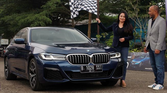 Director of Communications BMW Group Indonesia Jodie O'tania (kedua kanan) bersama Vice President of Customer Support BMW Group Indonesia Ariefin Makaminan (kanan) memperkenalkan BMW The New 5 Type BMW 520i M Sport pada Sabtu (10/4/2021). [Antara/Muhammad Iqbal]