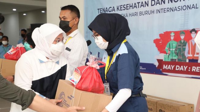 Dukung Tenaga Medis di Wisma Atlet, Menaker Serahkan Ribuan Paket Lebaran