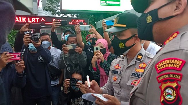 Gelar Mimbar Bebas May Day, Mahasiswa Sempat Tegang Soal Wajib GeNose 19