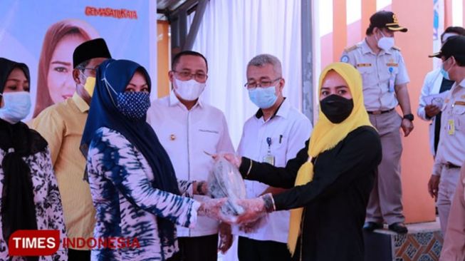 Sebanyak 3,6 Ton Ikan Beku Dibagikan ke Warga Kota Ternate