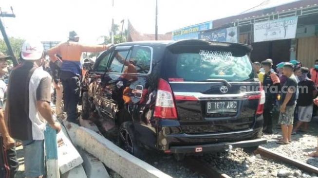 Ditabrak Kereta Api, Sopir dan Penumpang Mobil di Padang Luka-luka