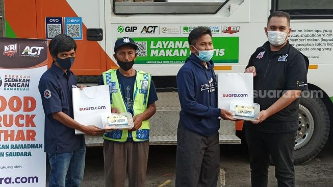 Suara.com dan ACT Salurkan Bantuan Sedekah Makanan di Kota Bekasi