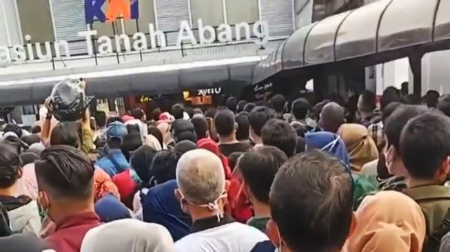 Mulai Besok, KRL Tak Berhenti di Stasiun Tanah Abang Saat Jam Pulang Kerja