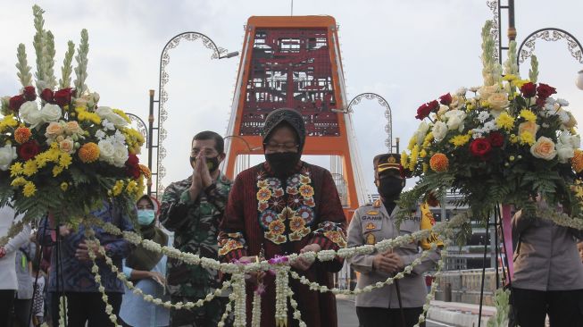 Menteri Sosial Tri Rismaharini (tengah) meresmikan Jembatan Sawunggaling di Surabaya, Jawa Timur, Sabtu (1/5/2021). [ANTARA FOTO/Didik Suhartono]