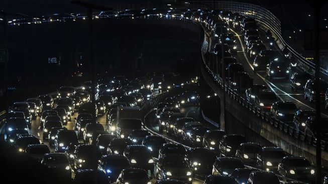 Suasana kendaraan terjebak macet di Jalan Tol Cawang-Grogol, Jakarta, Sabtu (1/5/2021). [ANTARA FOTO/Galih Pradipta]