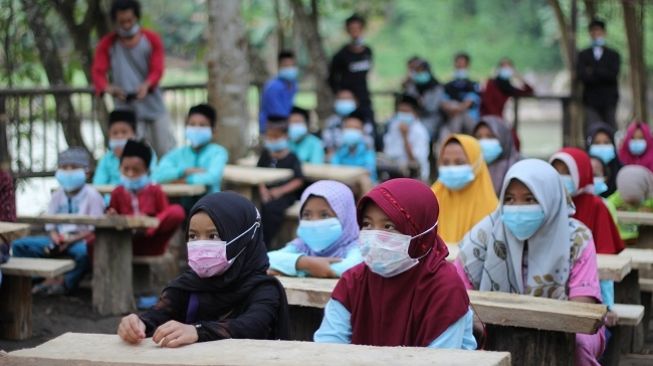 Kritik Sekolah Online, Ini Potret Anak-anak Belajar di Tepi Sungai Progo