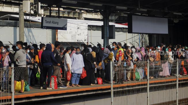 Sejumlah calon penumpang menunggu kedatangan KRL di Stasiun Tanah Abang, Jakarta, Minggu (2/5/2021). [Suara.com/Dian Latifah] 