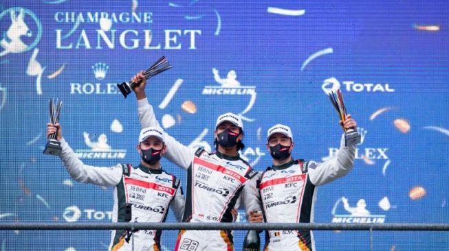 Pebalap Indonesia Sean Gelael (tengah) bersama dengan dua rekan satu timnya mengangkat trofi usai menduduki posisi ketiga FIA World Endurance Championship (WEC) di Sirkuit Spa Franchorchams, Belgia, Sabtu (1/5/2021) waktu setempat (HO/Tim JOTA)