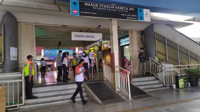 Sempat Viral Membludak, Stasiun Tanah Abang Hari Ini Taat Prokes