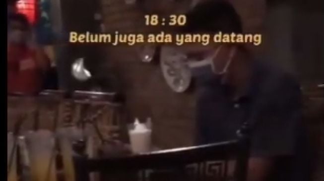 Viral Video Pemuda Duduk Sendiri Usai Gagal Bukber, Netizen: Settingan