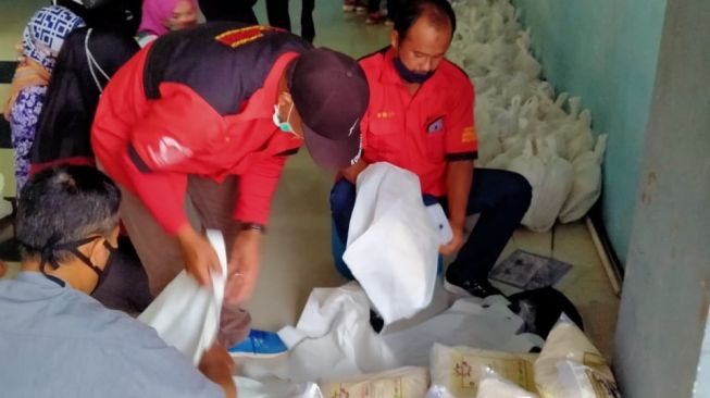 Solidaritas May Day, Organisasi Tani Bantu Paket Beras pada Kaum Buruh