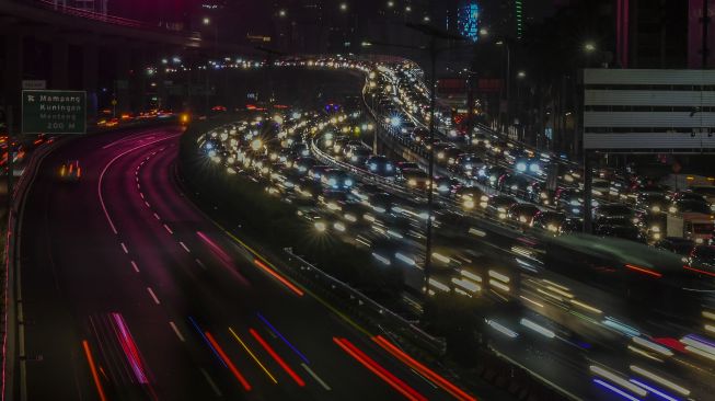 Suasana kendaraan terjebak macet di Jalan Tol Cawang-Grogol, Jakarta, Sabtu (1/5/2021). [ANTARA FOTO/Galih Pradipta]