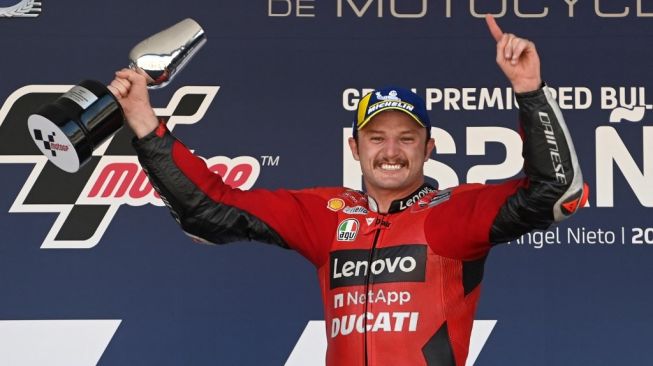 Selebrasi rider Ducati Team, Jack Miller usai memenangi MotoGP Spanyol di Sirkuit Jerez, Minggu (2/5/2021) malam WIB. [PIERRE-PHILIPPE MARCOU / AFP]