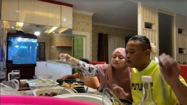 Potret Sule dan Nathalie Holschier balikan usai pisah rumah. [Youtube/ Sule Family]