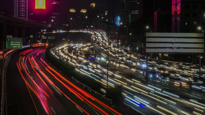 Suasana kendaraan terjebak macet di Jalan Tol Cawang-Grogol, Jakarta, Sabtu (1/5/2021). [ANTARA FOTO/Galih Pradipta]