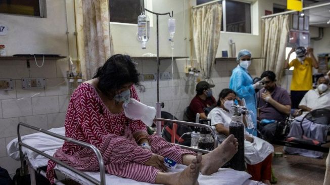 Sejumlah pasien COVID-19 dirawat di dalam bangsal yang penuh sesak di sebuah rumah sakit di New Delhi, India, Sabtu (1/5/2021). India mencatat lebih dari 400.000 kasus COVID-19 baru untuk pertama kalinya saat gelombang kedua virus corona melanda negara tersebut. Upaya vaksinasi besar-besaran negara itu terhambat di beberapa daerah karena kekurangan pasokan vaksin. ANTARA FOTO/REUTERS/Danish Siddiqui/pras. 