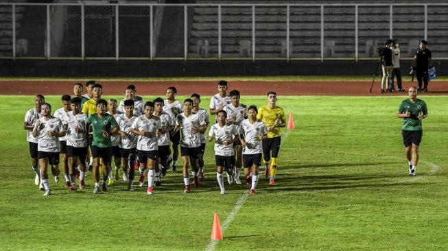 Pesepak bola Timnas Indonesia melakukan pemanasan saat menjalani pemusatan latihan di Stadion Madya, Kompleks Gelora Bung Karno, Senayan, Jakarta, Sabtu (1/5/2021). Latihan tersebut sebagai persiapan menghadapi lanjutan Kualifikasi Piala Dunia 2022 zona Asia Grup-G. ANTARA FOTO/Galih Pradipta/rwa.