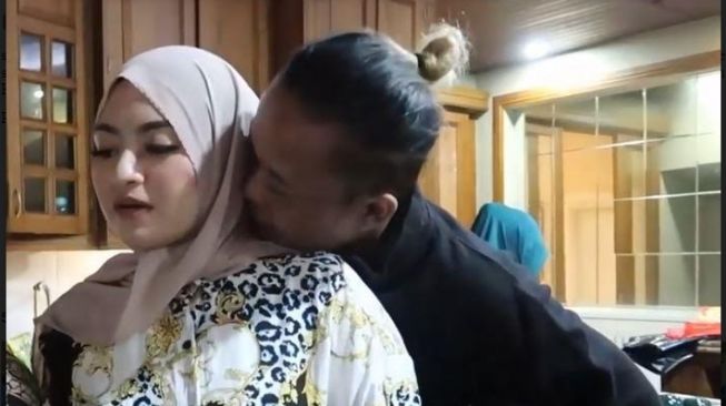 Potret Sule dan Nathalie Holschier balikan usai pisah rumah. [Youtube/ Sule Family]