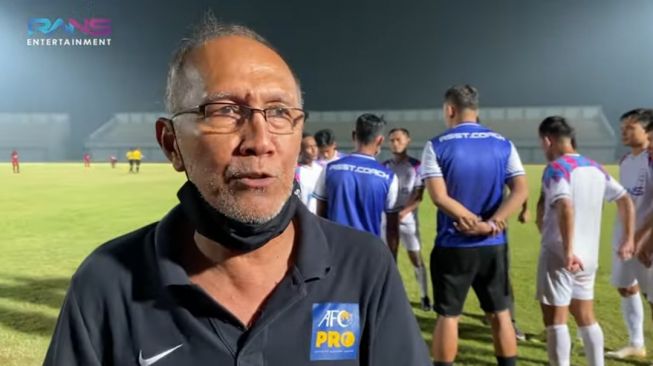 Head coach Rans Cilegon FC Bambang Nurdiansyah [Youtube Rans Entertaiment]