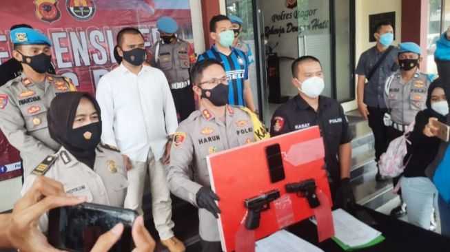 Todongkan Pistol ke Kurir Gegara Beli Sendal Online Beda, Warga Ini Diciduk