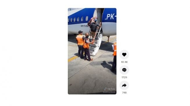 Aksi bakti anak ke orangtuanya bikin haru. [TikTok]