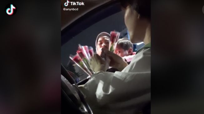 Wanita berniat baik malah dipakas beli dagangan (tiktok.com/@anynbcd)