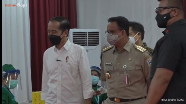 Presiden Jokowi ditemani Gubernur DKI Anies Baswedan meninjau vaksinasi Covid-19 untuk pelaku usaha di Thamrin City, Senin (3/5/2021).