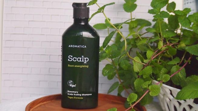 Aromatica Rosemary Scalp Scaling Shampoo merupakan sampo yang mengandung bahan-bahan organik. 