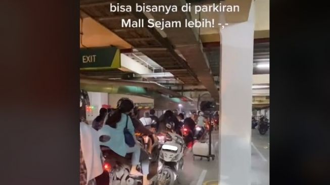 Pengunjung Membludak Jelang Lebaran, Antre Keluar Parkir Mal sampai Sejam!