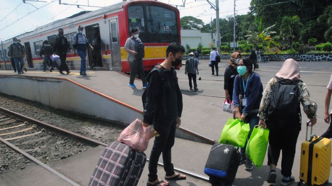 Sejumlah penumpang bersiap menaiki KRL Commuter Line di Stasiun Bogor, Jawa Barat, Senin (3/5/2021).  ANTARA FOTO/Arif Firmansyah