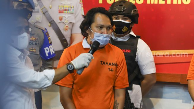 Vokalis band Deadsquad Daniel Mardhany meminta maaf dihadapan awak media saat rilis kasus narkoba yang menjerat mereka di Polres Metro Jakarta Utara, Senin (3/5/2021). [Suara.com/Alfian Winanto]