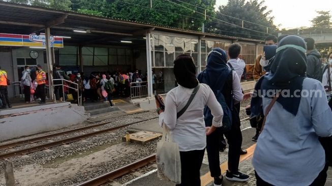 Penumpang KRL Jabodetabek Akan Dites Rapid Test Antigen Acak Hari Ini