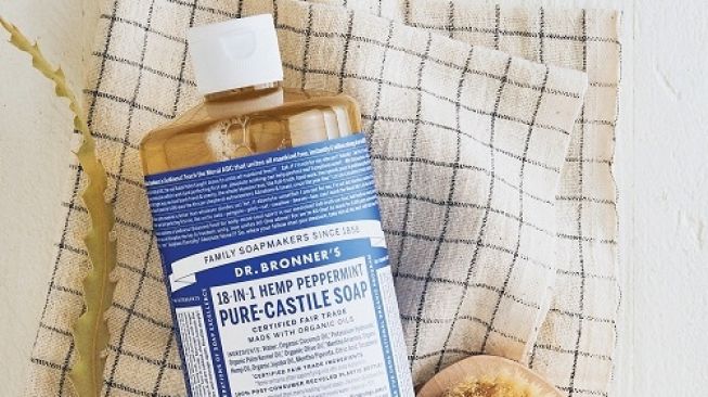 Salah satu rangkaian perawatan praktis yang ditawarkan oleh Dr Bronner’s adalah sabun All-In-One yang bisa digunakan untuk membersihkan kulit wajah dan tubuh.