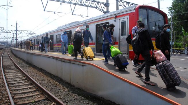 Sejumlah penumpang bersiap menaiki KRL Commuter Line di Stasiun Bogor, Jawa Barat, Senin (3/5/2021).  ANTARA FOTO/Arif Firmansyah