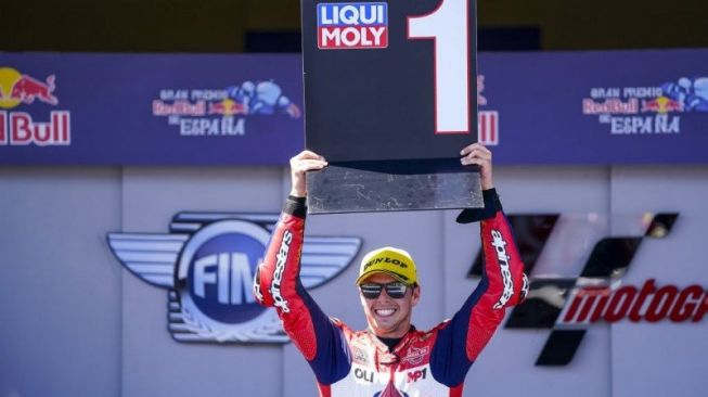 Fabio Di Giannantonio  saat menjuarai Moto2 Spanyol 2021 di Sirkuit Jerez, Minggu (2/5/2021) malam WIB. [HO via Gresini Racing]