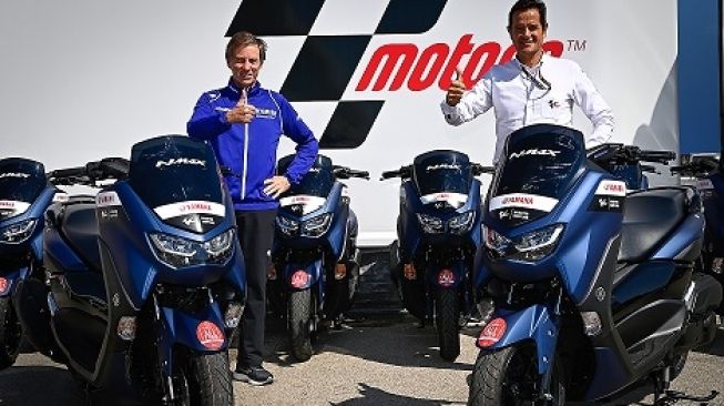 Kerja sama antara Yamaha dan Dorna Sports dalam penyediaan skuter resmi di Kejuaraan Dunia MotoGP FIM (Fédération Internationale de Motocyclisme) [Yamaha].