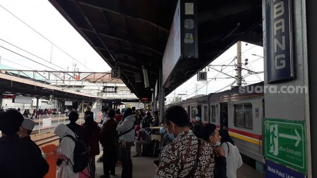 Penampakan penumpukan penumpang di Stasiun Tanah Abang, Jakpus. (Suara.com/Yaumal)