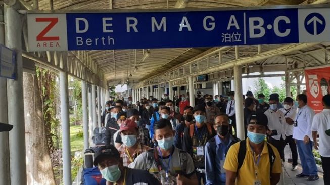 Puluhan PMI dari Malaysia mengantre saat hendak masuk ke Pelabuhan Internasional Batam Centre, Sabtu (1/5/2021). (ANTARA/Naim)