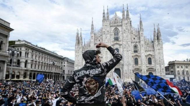 Para suporter Inter Milan memadati Piazza Duomo di Milan merayakan sukses tim kesayangannya meraih Scudetto atau juara Serie A Liga Italia. Piero CRUCIATTI / AFP