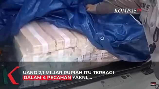 Viral Dihentikan Polisi, Ternyata Mobil ini Angkut Uang Tunai Rp 2,1 Miliar