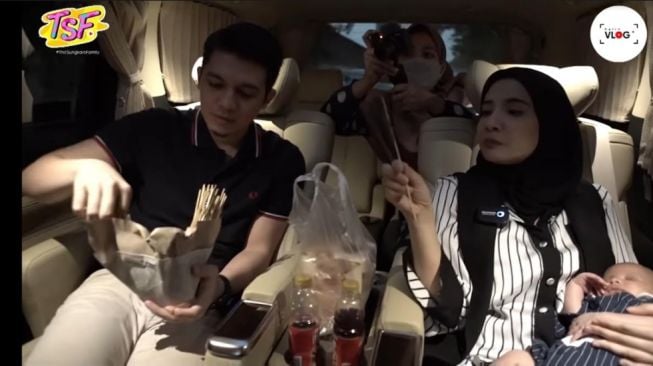 Irwansyah dan Zaskia Sungkar berburu takjil. [YouTube/The Sungkars Family]