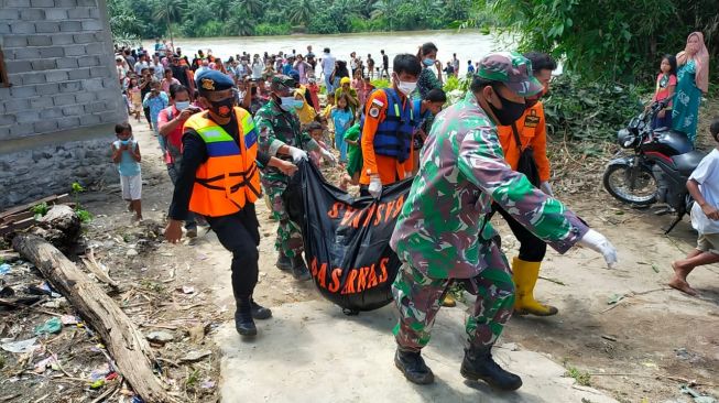 Tim SAR gabungan mengevakuasi jenazah korban longsor di PLTA Batang Toru. [Ist]