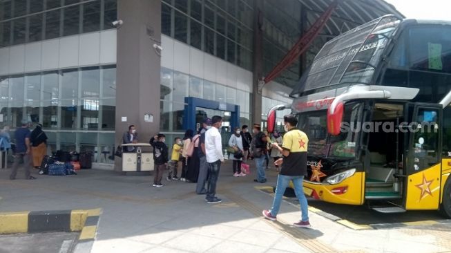 Penampakan penumpang yang mau melaksanakan mudik melaui Terminal Pulo Gebang, Jaktim. (Suara.com/Arga)